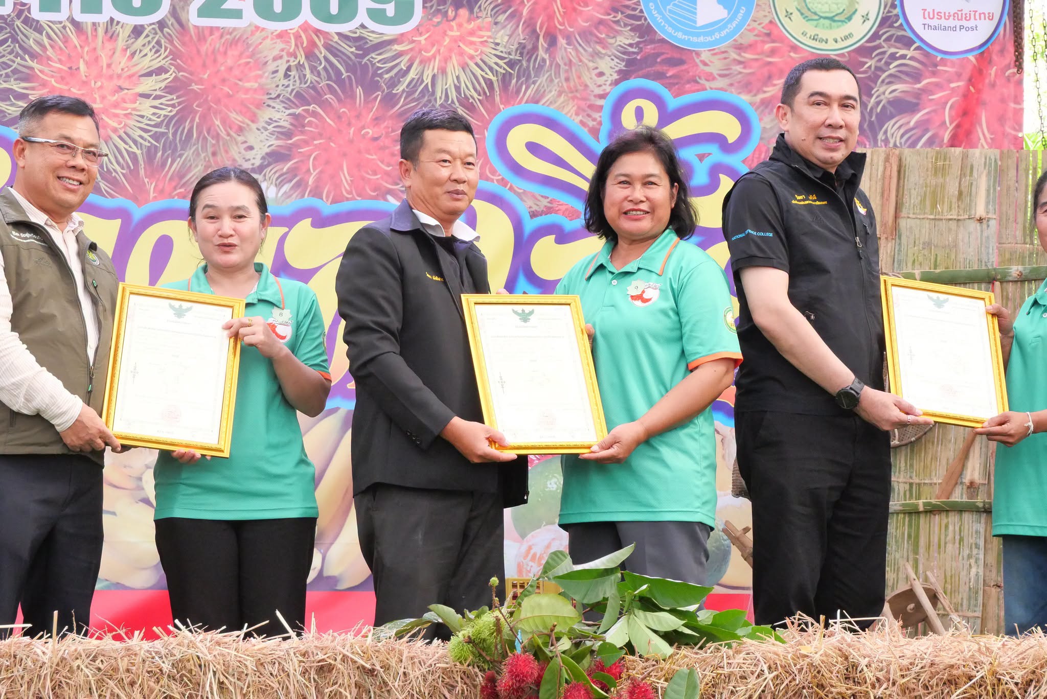 title - รมว.กษ. นำทีมลงพื้นที่ตรวจราชการ พร้อมมอบโฉนดเพื่อการเกษตร ส.ป.ก.เลย กว่า 6 พันไร่